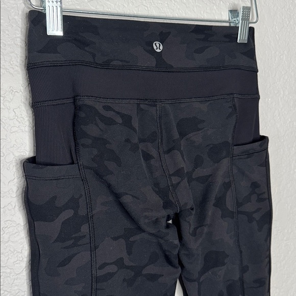 Lululemon Sun Salutation Pants Soot Black Camo Sz 4 Pockets - Picture 6 of 7